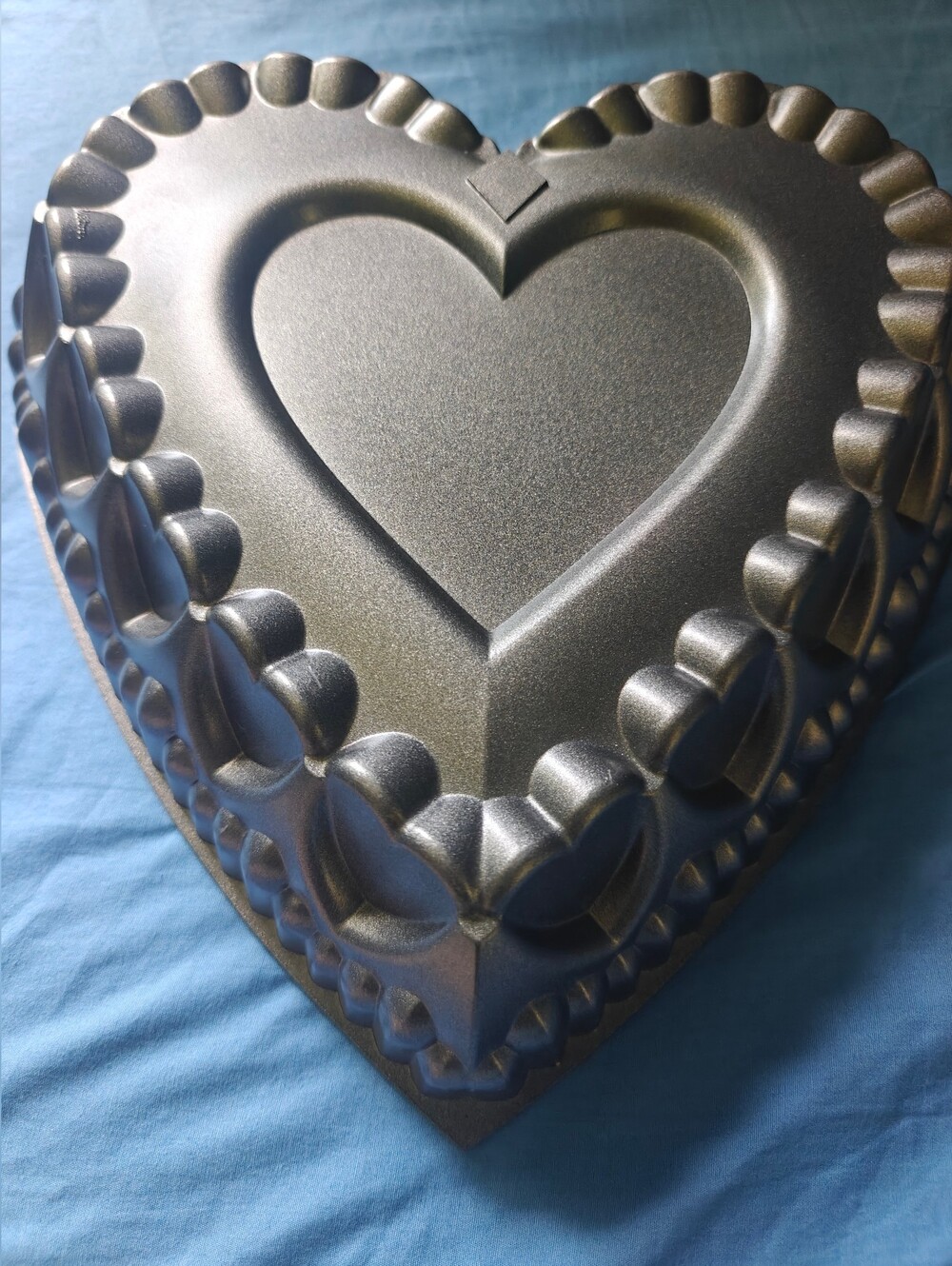 Wilton Crown of Hearts cake pan Cast Aluminum Rare